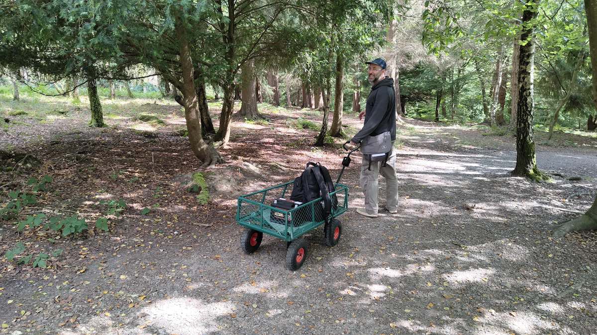 Luigi transporting a battery with a trolley.