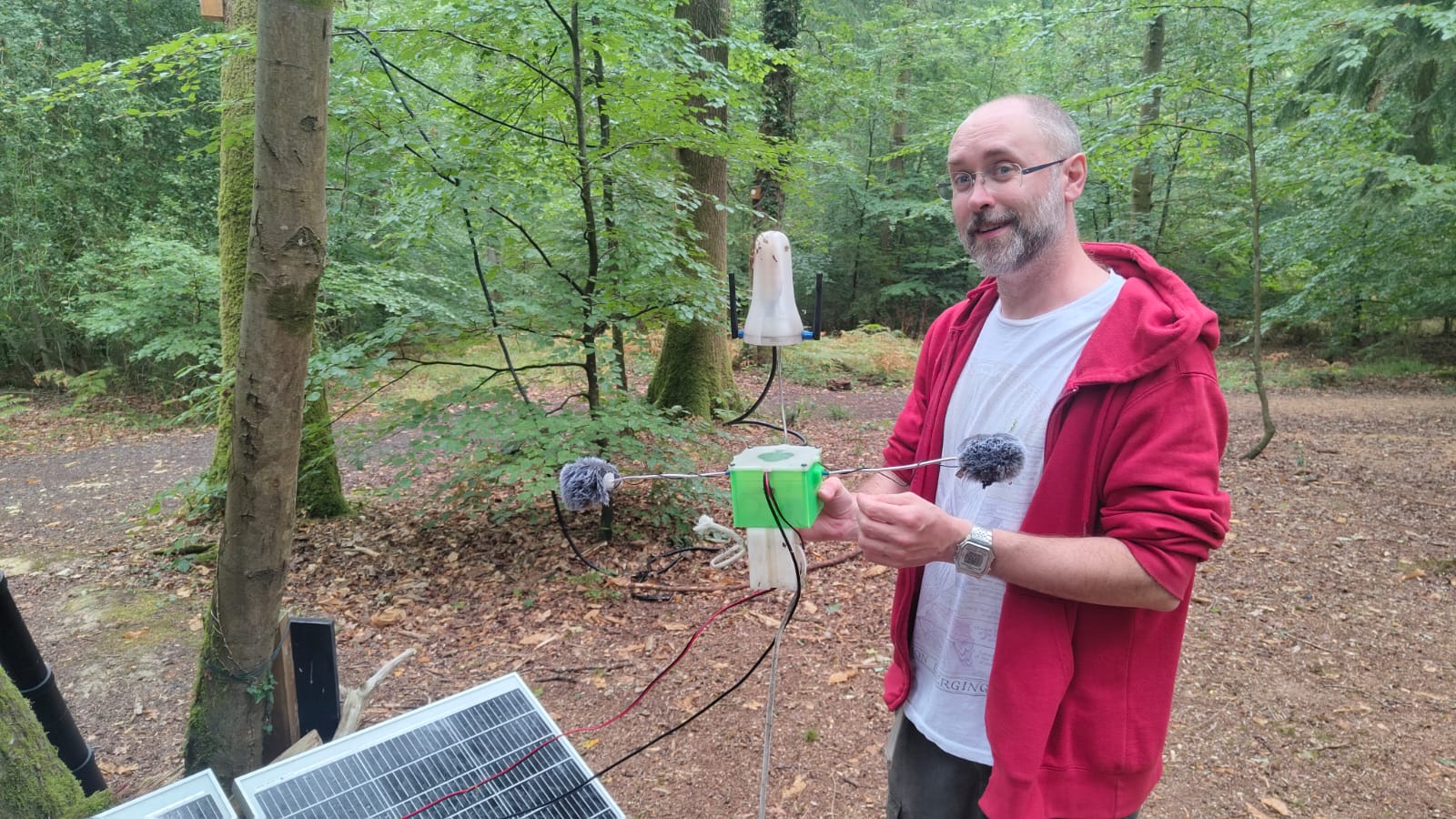 Luigi Marino dismantling streamer Paula at the Willows Green, Alice Holt Forest. Photo by Anna Xambó.